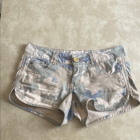 JOLT. Camouflage Women's Shorts - Picture 1 of 6